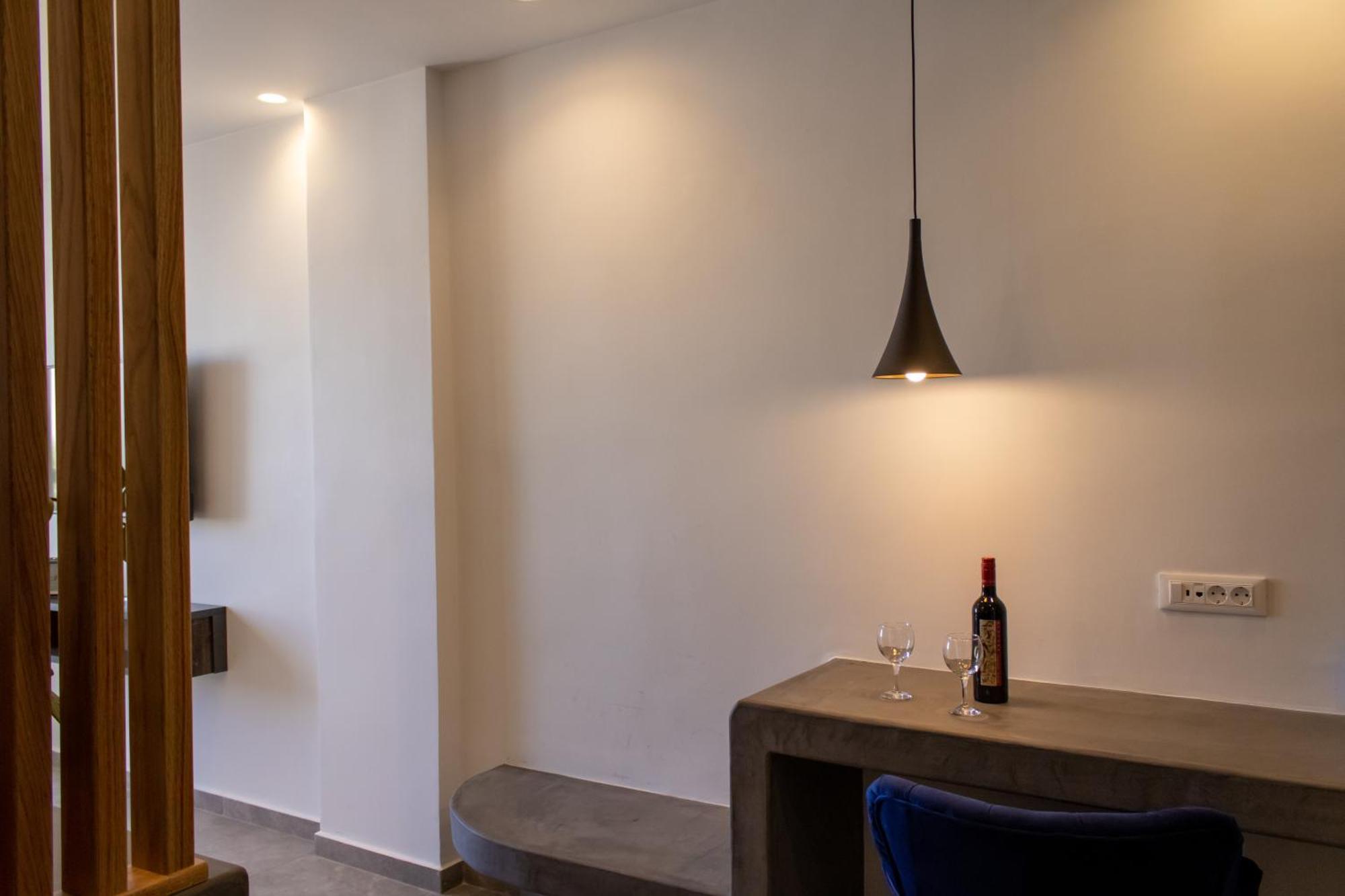 George & Joanna Suites Santorini Φηρά Εξωτερικό φωτογραφία
