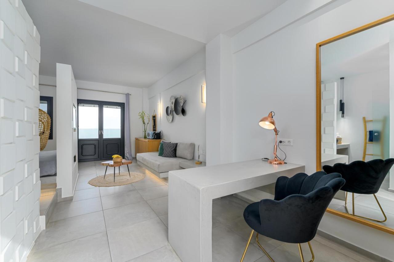 George & Joanna Suites Santorini Φηρά Εξωτερικό φωτογραφία